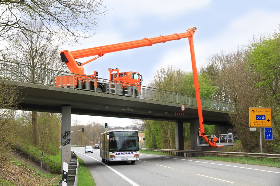 Giant cherry picker removes civil engineer from Dartford Crossing
